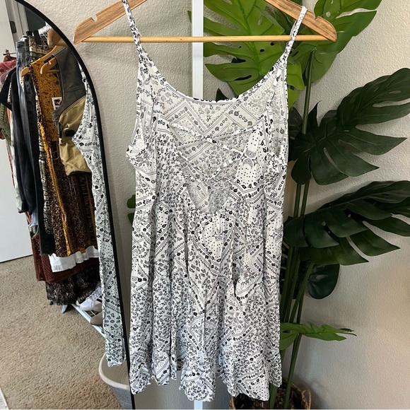 🤍🖤 Sadie & Sage Bandana Sundress S | Crisscross Lace-Up Back Flowy Mini - Picture 11 of 11